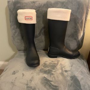 Hunter rain boots navy blue with sock liners